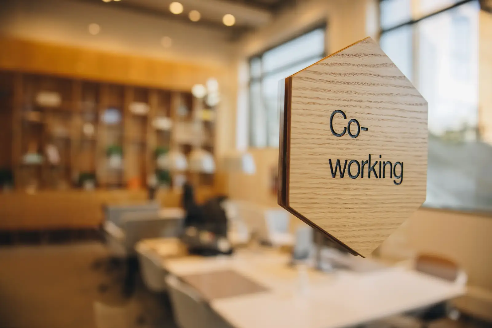 Espace de coworking convivial avec plusieurs personnes au travail