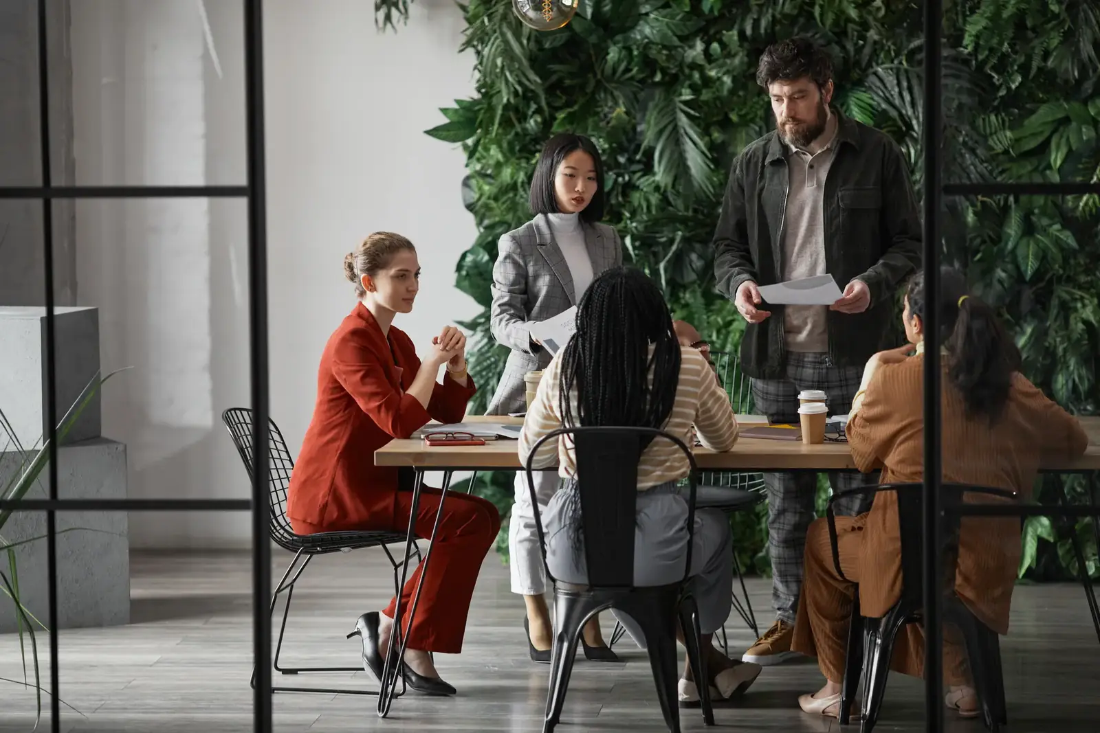 Open space lumineux avec plusieurs postes de travail
