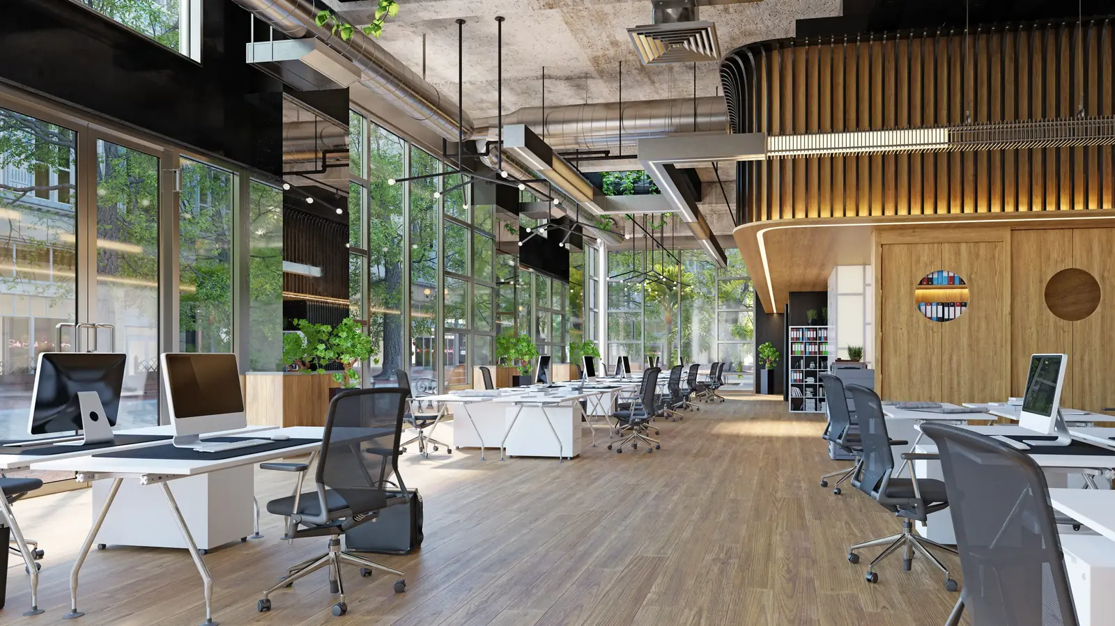 Open space de coworking avec bureaux design et grandes fenêtres donnant sur la ville